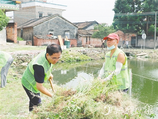 源林志愿服务队与镇村干部、居民群众一起开展爱国卫生行动。 源林志愿服务队与镇村干部、居民群众一起开展爱国卫生行动。