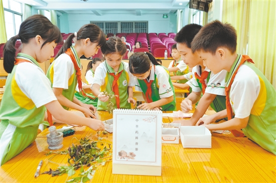 沙坪街道第三小学将防蚊知识延伸至劳动课堂，开设巧制防蚊中草药香囊课程。