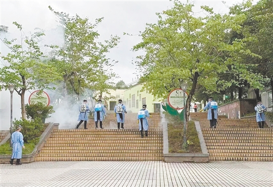 鹤山市各学校推进病媒生物防控工作，由专业消杀队伍实施全覆盖成蚊消杀，全力保障校园公共卫生安全。