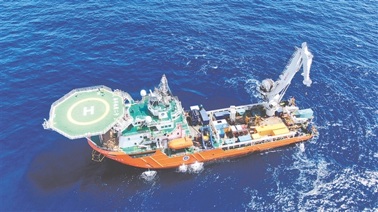 江企建造的“海洋地质二号”科考船在南海北部进行“源火”采集。