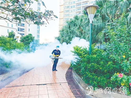 东成镇锦江社区专职网格员张宝瑜对小区楼道、垃圾收集点及公共区域进行全面消杀。