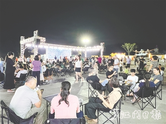 夜幕降临，恩平体育公园旁的“侨乡夜澜”夜市逐渐热闹起来。