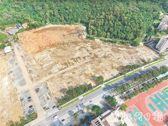 整改后：平整后的空地可用作临时停车场，缓解上下学高峰期，学校周边的交通压力。