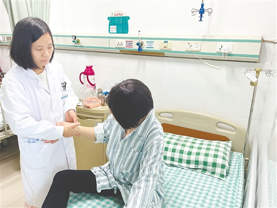 医生询问患者情况。 医生询问患者情况。