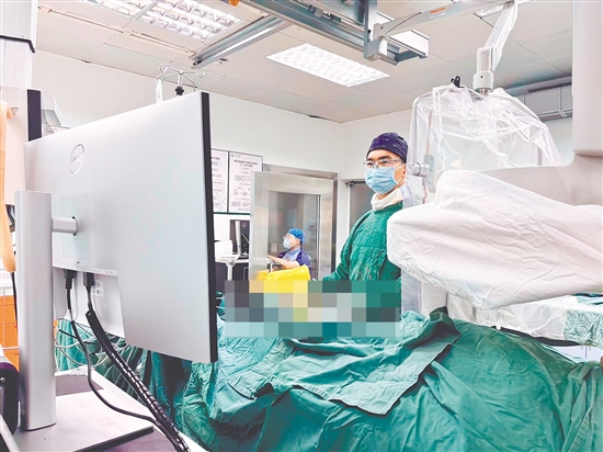 医生对患者进行手术。 医生对患者进行手术。