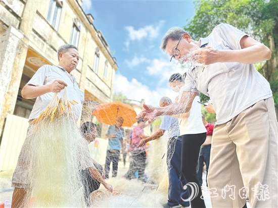 渔民们在选购渔网。