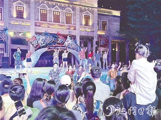 自赤坎华侨古镇对外开放后,吸引了越来越多的游客走进开平,走进古镇。 自赤坎华侨古镇对外开放后,吸引了越来越多的游客走进开平,走进古镇。