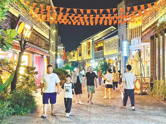 夜晚的江门古劳水乡景区精彩不断。