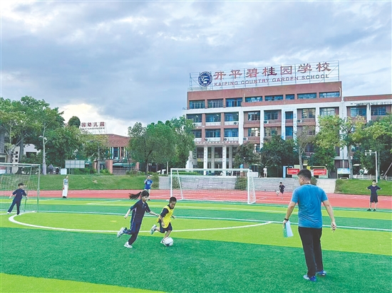 学生们在新的球场上尽情奔跑。