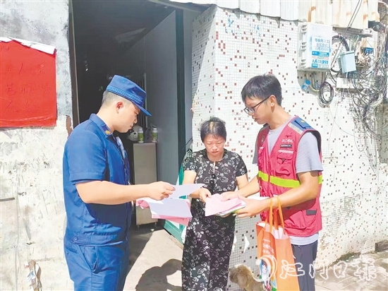 圭峰会城点对点发力,通过入户走访强化宣传引导,向群众普及防蚊知识。 圭峰会城点对点发力,通过入户走访强化宣传引导,向群众普及防蚊知识。