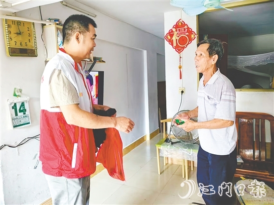 党员干部向群众宣传防疫知识，派发防蚊物资。