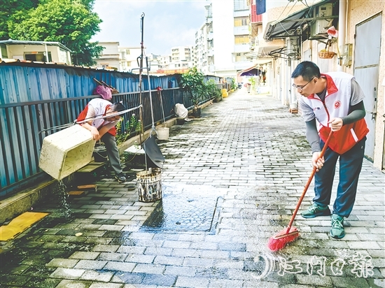 党员干部积极投入爱国卫生运动。