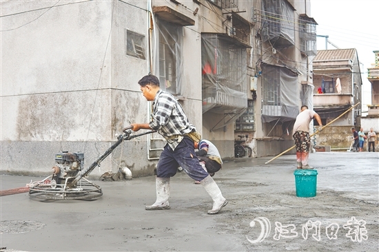 公益圩平湖路老旧小区进行硬底化处理及下水道改造。