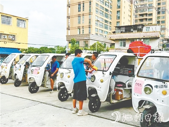 新业态劳动者参与到防疫宣传，快递小哥将宣传单张贴在送货车上。