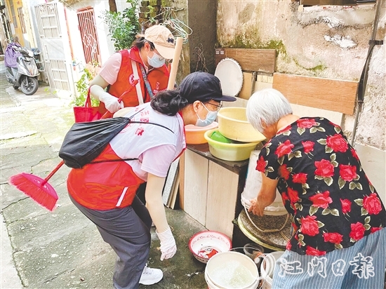 台山市妇联党员干部下沉社区，开展“两清一灭”行动。