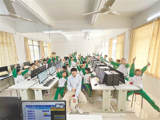回乡探亲时，林灏诚还来到罗坑小学，与学生合影留念。