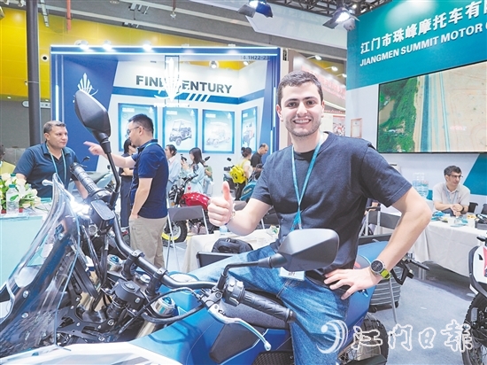 在江门市珠峰摩托车有限公司展位,外国客商前来了解摩托车新品情况,并为产品点赞。张泽彬 在江门市珠峰摩托车有限公司展位,外国客商前来了解摩托车新品情况,并为产品点赞。张泽彬