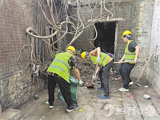 区城市管理综合执法局组建200人环境整治攻坚队,深入水南六里的巷道、老宅,对“环境顽疾”发起总攻。 区城市管理综合执法局组建200人环境整治攻坚队,深入水南六里的巷道、老宅,对“环境顽疾”发起总攻。