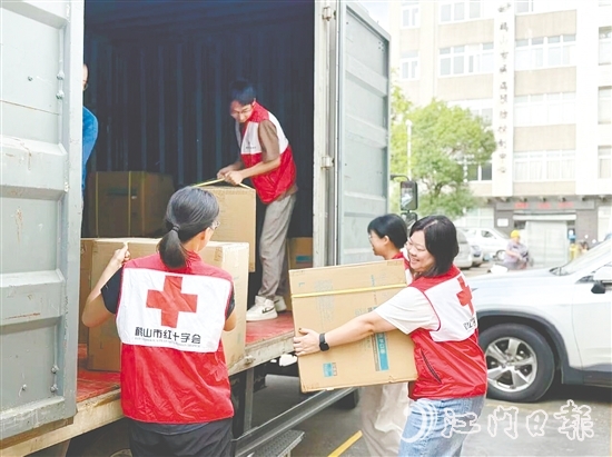 此次捐赠的物资包括17000个隔离面屏和20800个防护口罩。 此次捐赠的物资包括17000个隔离面屏和20800个防护口罩。