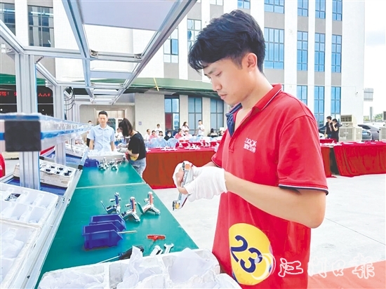 比赛现场,参赛选手们纷纷亮出“看家本领”。 比赛现场,参赛选手们纷纷亮出“看家本领”。