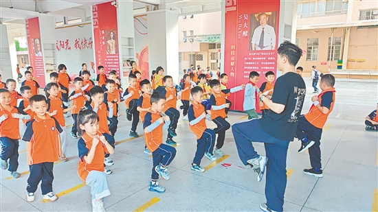 共和镇中心小学成立跆拳道社团，通过社团训练和活动，为学生提供超越自我、展现才艺的机会。
