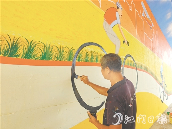 水泥墙面被色彩丰富的巨型壁画所取代，成为一道亮眼的风景线。