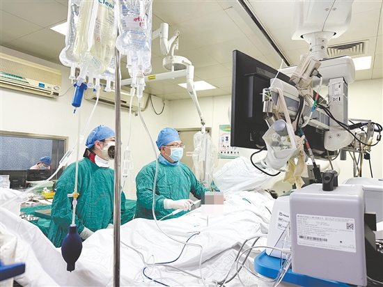 江门市中心医院医疗团队对患者施行射频消融手术。 江门市中心医院医疗团队对患者施行射频消融手术。