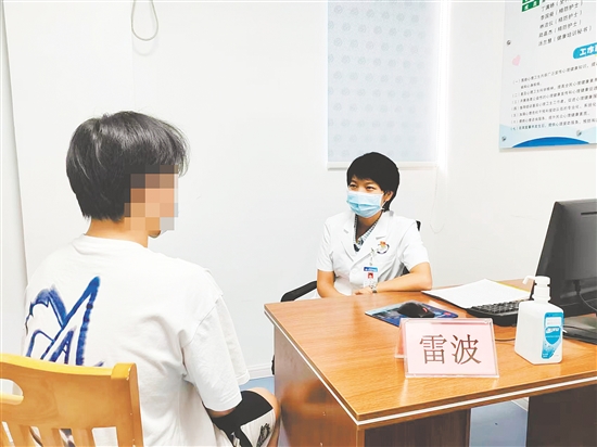 心理医生为来访者提供建议。 心理医生为来访者提供建议。