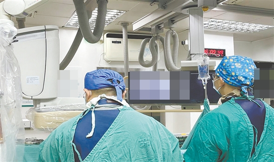 医生在进行手术。 医生在进行手术。