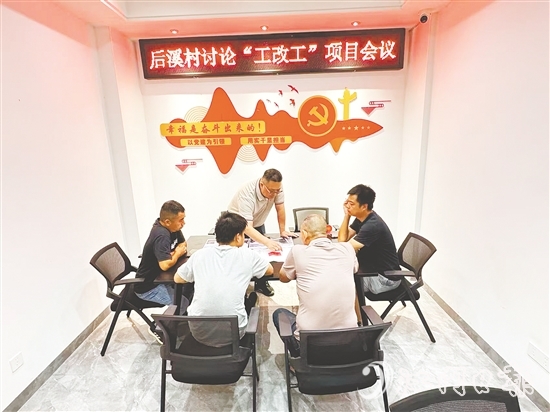 谈健彬(中)牵头组建专班,每天紧盯进度、破解难题。 谈健彬(中)牵头组建专班,每天紧盯进度、破解难题。