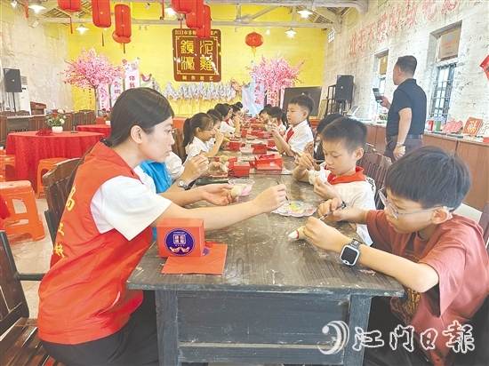 南岛社区聚焦“一老一小一新”等重点群体的关切,打造分层分类的服务体系,“家门口的课堂”项目成为双职工家庭的“及时雨”。 南岛社区聚焦“一老一小一新”等重点群体的关切,打造分层分类的服务体系,“家门口的课堂”项目成为双职工家庭的“及时雨”。