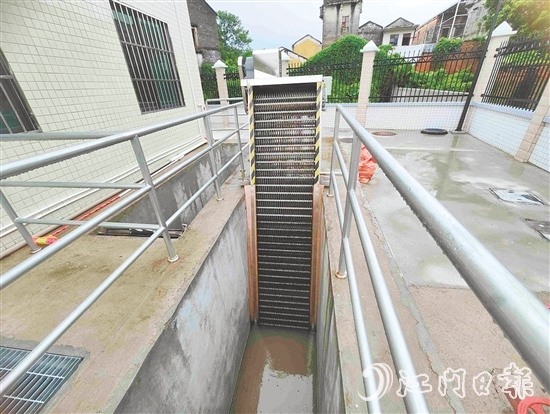 潭溪污水处理厂配备一套高效的污水净化系统,图为滤掉污水大块杂质的格栅池。 潭溪污水处理厂配备一套高效的污水净化系统,图为滤掉污水大块杂质的格栅池。