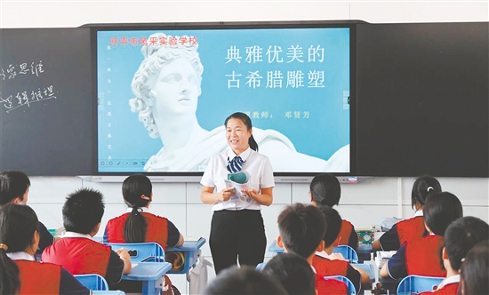 邓贤芳坚持“以学生为中心”,打造“有趣、有料、有效、有人”的课堂。受访者供图 邓贤芳坚持“以学生为中心”,打造“有趣、有料、有效、有人”的课堂。受访者供图