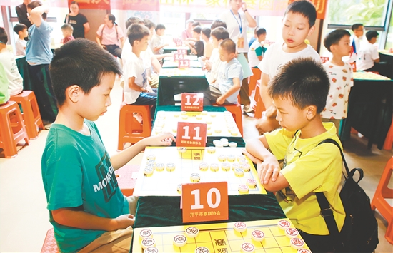 学生们在学习棋艺的过程中提升素养。 学生们在学习棋艺的过程中提升素养。