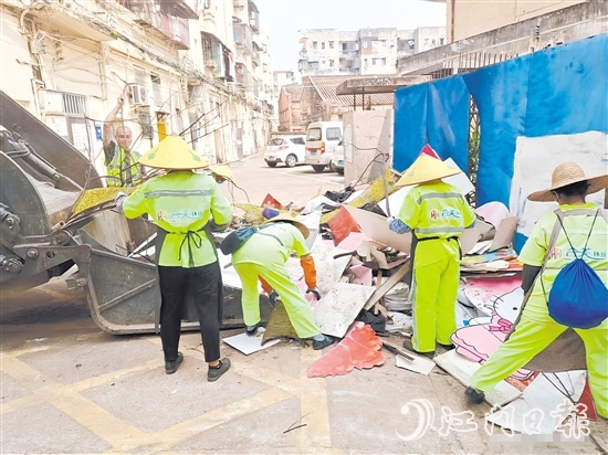 针对重点场所,区城市管理综合执法局统筹应急力量开展专项行动。图为环卫工人正在清运垃圾。 针对重点场所,区城市管理综合执法局统筹应急力量开展专项行动。图为环卫工人正在清运垃圾。