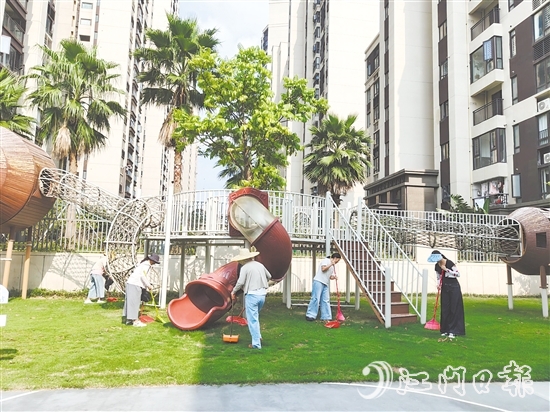 大家一起动手清洁环境,消除蚊虫孳生隐患,创建干净整洁人居环境。 大家一起动手清洁环境,消除蚊虫孳生隐患,创建干净整洁人居环境。