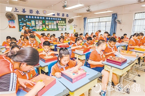 学生充分发挥创意,将废旧月饼盒变废为宝,制作成时钟表盘、冰箱贴等。 学生充分发挥创意,将废旧月饼盒变废为宝,制作成时钟表盘、冰箱贴等。