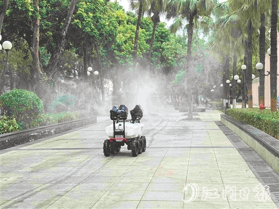 圭峰会城投放智能消杀设备，提高消杀效率。