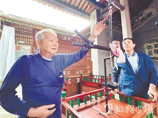 赵汝潜（左）积极参与色架的设计与制作。