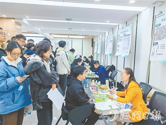 台山重点招聘单位前排起长龙,求职毕业生积极投递简历、咨询交流。 台山重点招聘单位前排起长龙,求职毕业生积极投递简历、咨询交流。