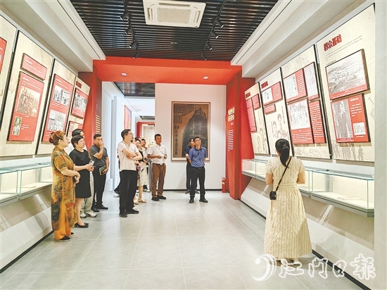 专家学者、媒体代表认真聆听讲解员的讲述，更深刻地了解“中国文化名人大营救”历史。