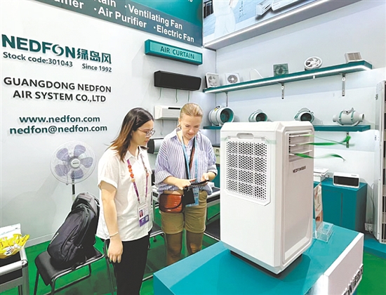 台山参展企业的创新产品受到众多外国客商的青睐，使企业在激烈的市场竞争中脱颖而出。