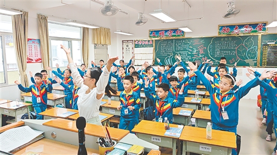 在音乐课上，蔡莹莹与学生一起唱歌跳舞。