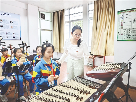 在学校民乐团早训中，蔡莹莹为学生提供指导。