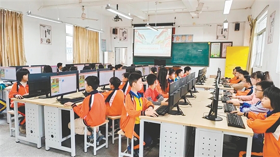 教学电脑升级后,禄洞小学将逐步开设编程、人工智能等课程。 教学电脑升级后,禄洞小学将逐步开设编程、人工智能等课程。