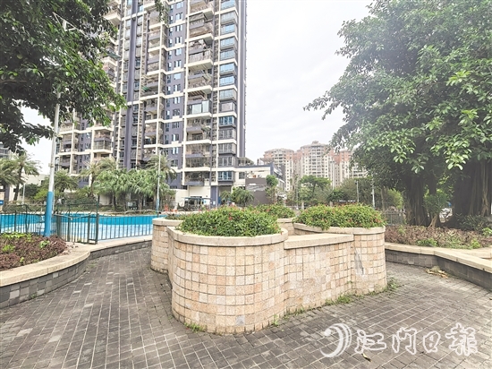 柏丽郡小区开展绿化景观改造行动,打造简约、整洁、舒适的居住环境。 柏丽郡小区开展绿化景观改造行动,打造简约、整洁、舒适的居住环境。