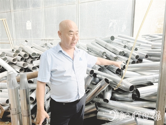 面对困境,郭继南没有放弃,而是不断寻求出路。 面对困境,郭继南没有放弃,而是不断寻求出路。