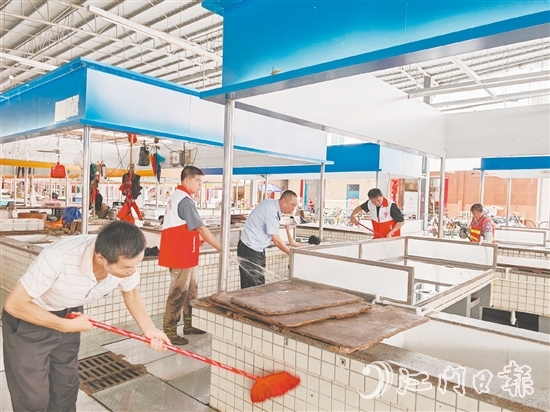 恩平市动员行业协会、市场管理方和商户,清理市场内的积水、垃圾和卫生死角。 恩平市动员行业协会、市场管理方和商户,清理市场内的积水、垃圾和卫生死角。