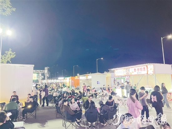恩平市体育公园旁的“侨乡夜澜”夜市十分热闹。 恩平市体育公园旁的“侨乡夜澜”夜市十分热闹。