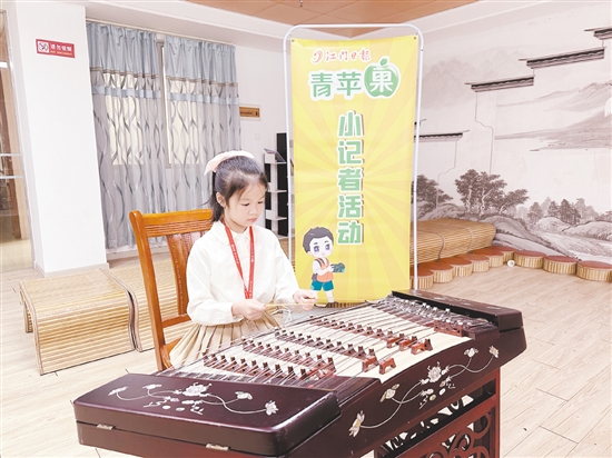 小记者面试中,选手自信地展示才艺。 小记者面试中,选手自信地展示才艺。